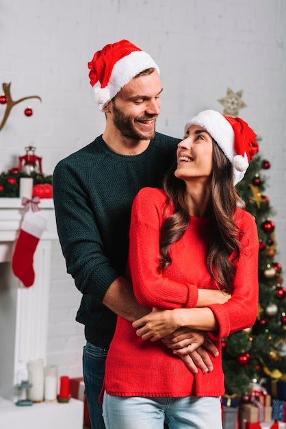 Hombre, abrazar, mujer, en, navidad, sombrero