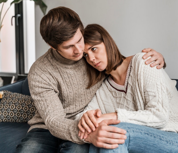 Hombre, abrazar, mujer preocupada