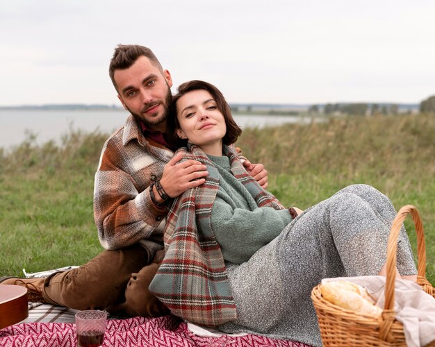 Hombre, abrazar, novia, en, picnic