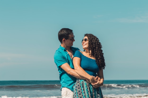 Hombre, abrazar, sonriente, mujer, en, playa