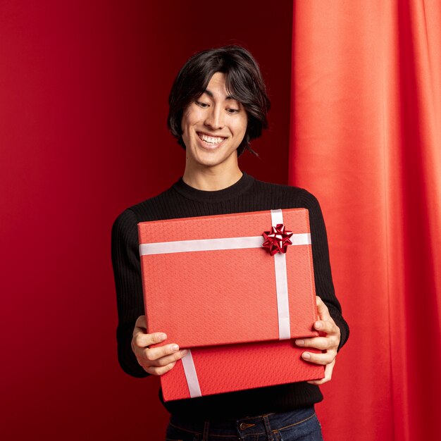 Hombre abriendo la caja de regalo para el año nuevo chino