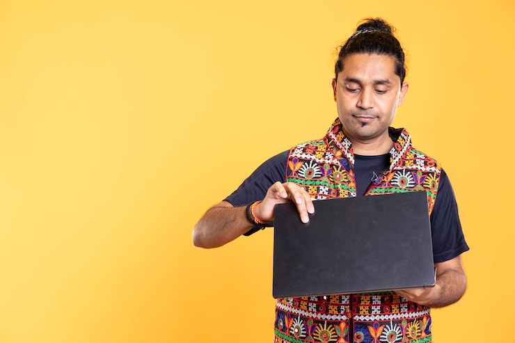 Foto gratuito hombre abriendo la computadora portátil comenzando a trabajar en tareas relacionadas con el negocio
