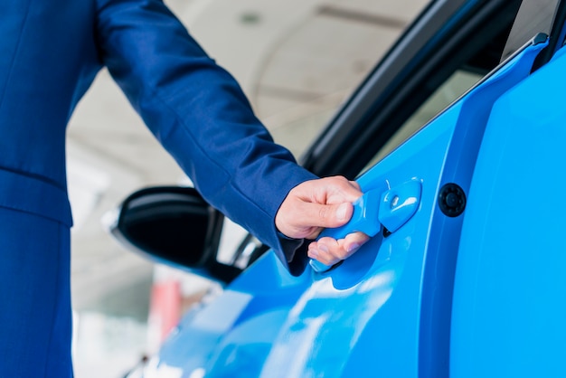 Hombre abriendo puerta de coche