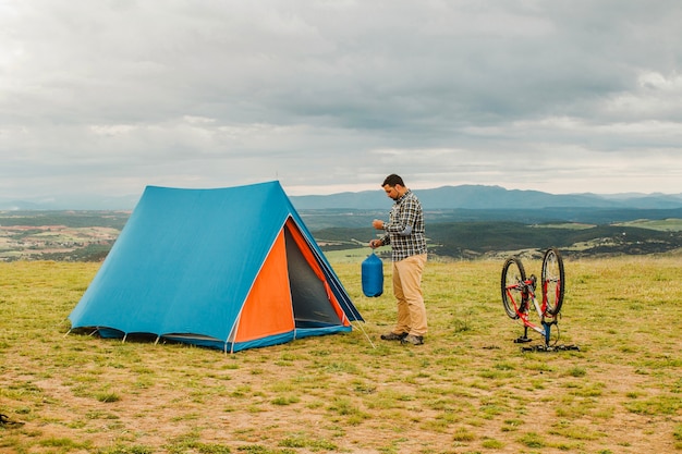 Hombre acampando en el campo