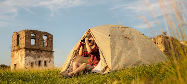 Hombre acampando en carpa durante la noche