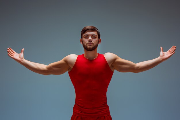 Hombre acrobático en ropa roja