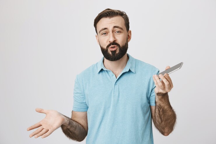 Foto gratuito hombre adulto barbudo despreocupado mediante teléfono móvil y hablando