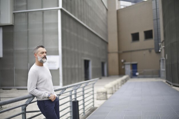 hombre adulto en la calle