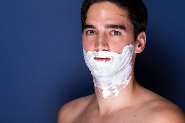 Foto gratuita hombre adulto con crema de afeitar en la cara