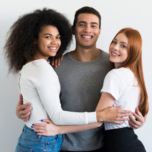 Hombre adulto feliz y mujeres sonriendo juntos