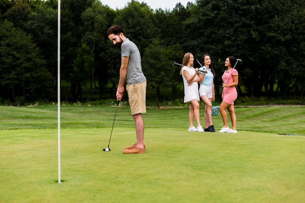 Hombre adulto en forma entrenamiento golf al aire libre