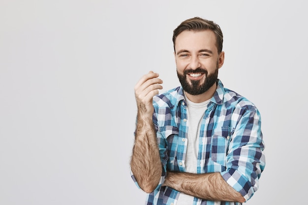 Foto gratuita hombre adulto guapo con barba riendo sobre broma