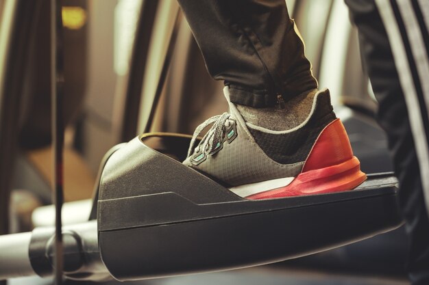 Hombre adulto haciendo ejercicios de entrenamiento cardio en el gimnasio Club Closeup Horizontal Toning