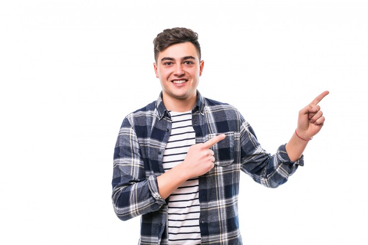 Foto gratuito hombre adulto joven con cabello negro posando en la pared blanca