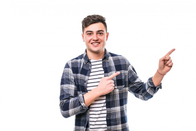 Hombre adulto joven con cabello negro posando en la pared blanca