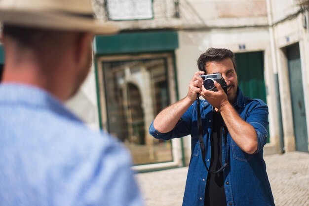 Hombre adulto medio con cámara