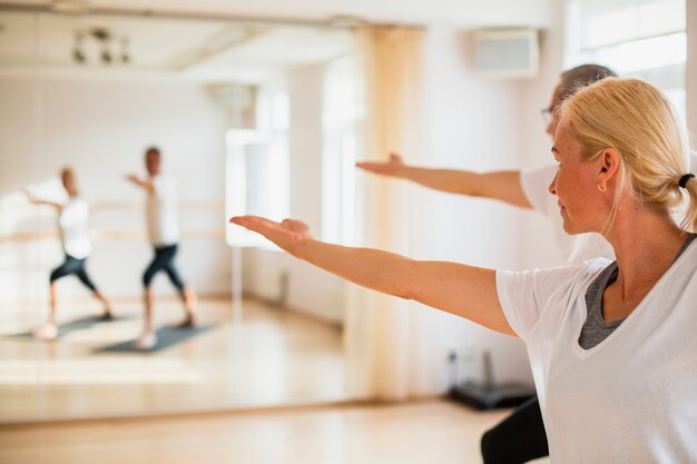 Hombre adulto y mujer entrenando juntos