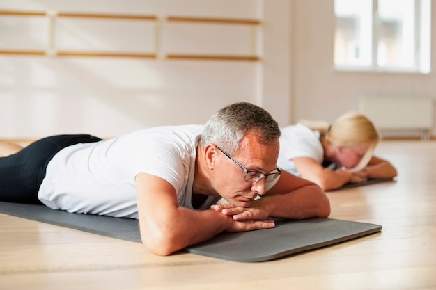 Hombre adulto y mujer haciendo ejercicio juntos