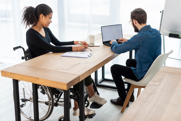 Foto gratuita hombre adulto y mujer trabajando juntos en la oficina