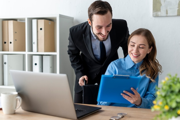 Foto gratuita hombre adulto y mujer trabajando juntos en la oficina