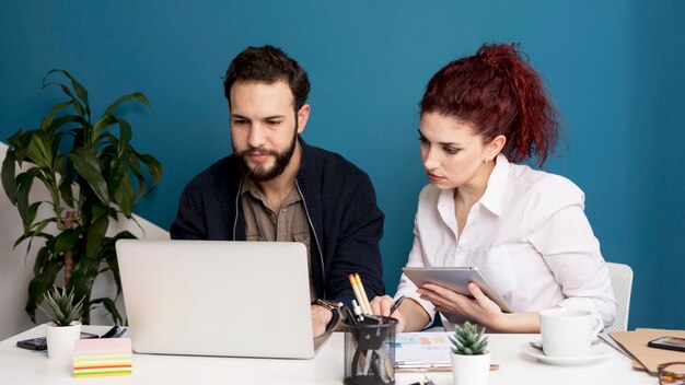 Hombre adulto y mujer trabajando juntos