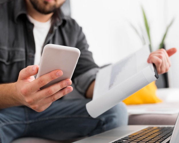 Hombre adulto de primer plano trabajando desde casa