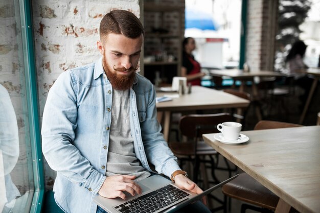 Hombre adulto que estudia a gente en línea