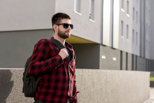 Foto gratuita hombre adulto en ropa casual con mochila.