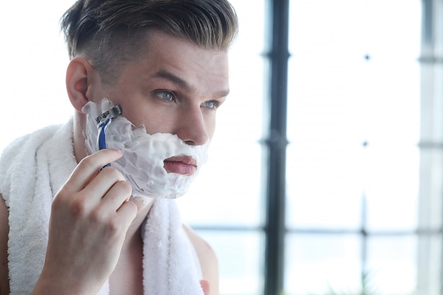 Foto gratuita hombre afeitándose la barba