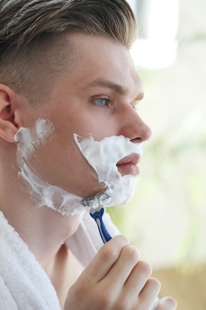 Foto gratuita hombre afeitándose la barba