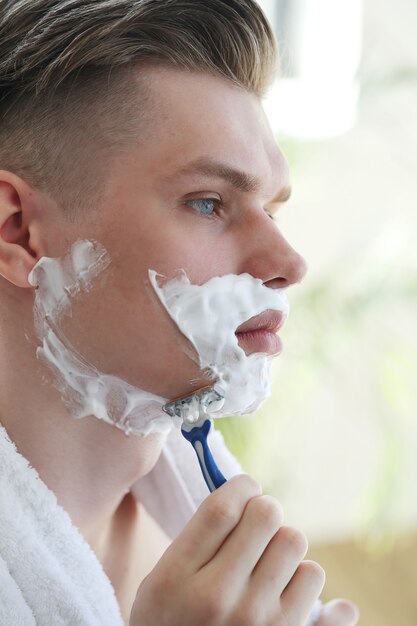 Hombre afeitándose la barba