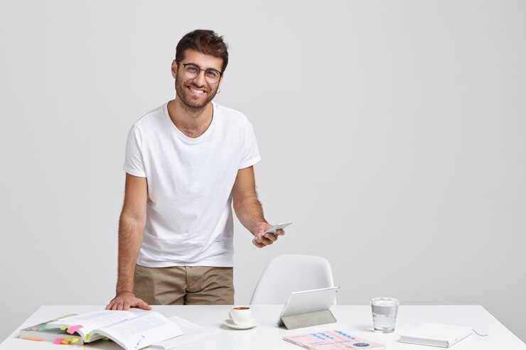 Foto gratuito hombre sin afeitar atractivo positivo trabaja en informe de noticias