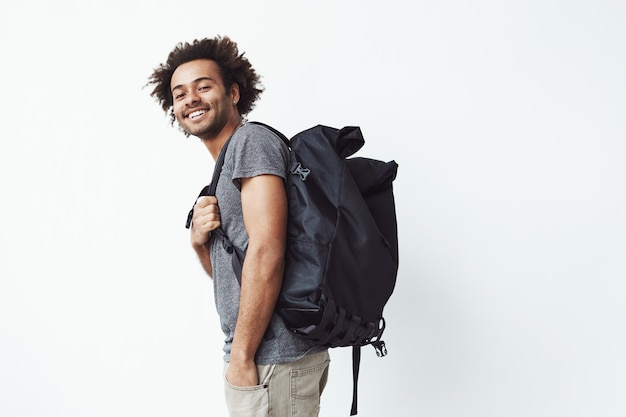 Foto gratuita hombre africano alegre con mochila sonriendo.