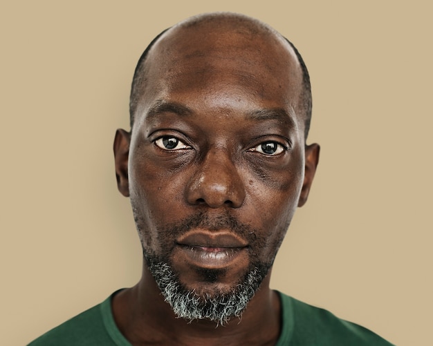 Foto gratuita hombre africano cabeza rapada, retrato de la cara