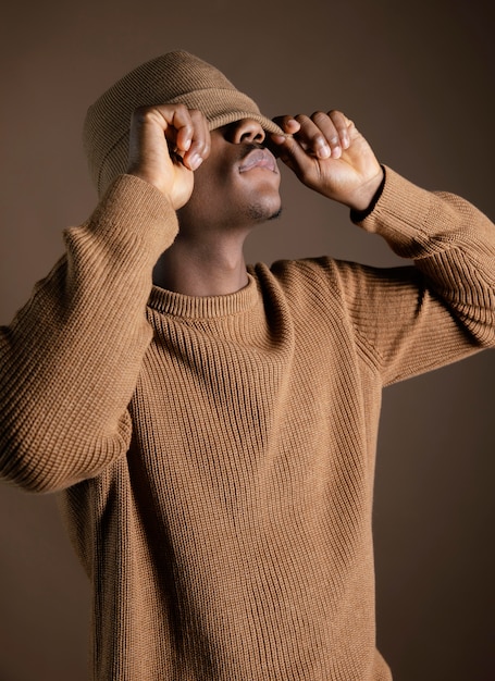 Foto gratuita hombre africano con gorra que cubre los ojos