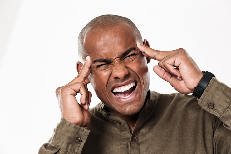 Foto gratuito hombre africano joven disgustado con dolor de cabeza