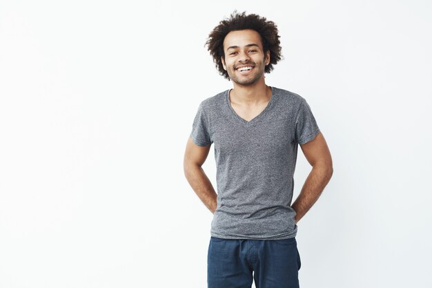 Hombre africano sonriendo sobre fondo blanco. Copia espacio