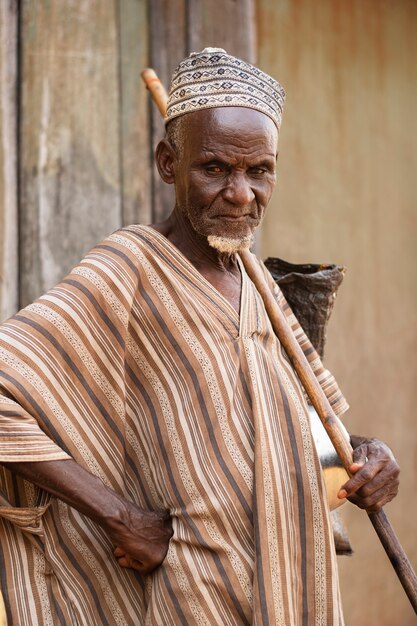 Hombre africano de tiro medio con sombrero