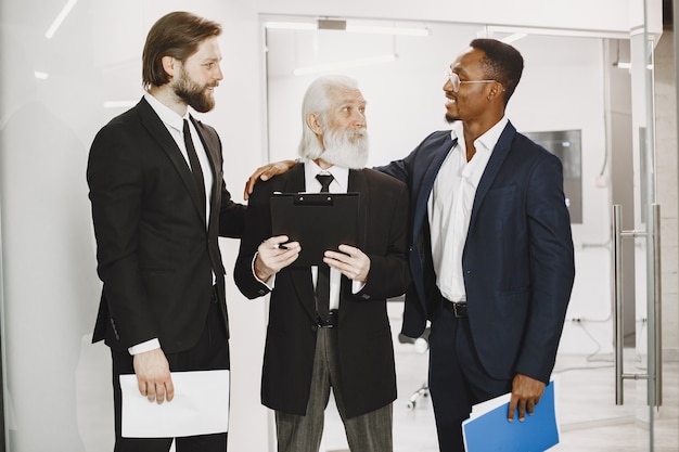 Foto gratuita hombre africano con traje negro.