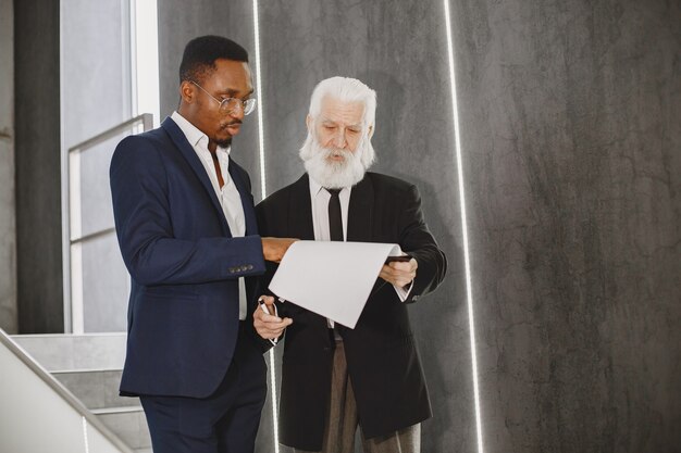 Hombre africano con traje negro.