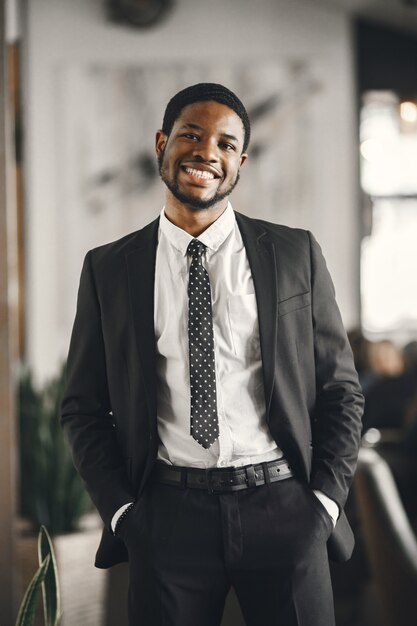 Hombre africano con traje negro.