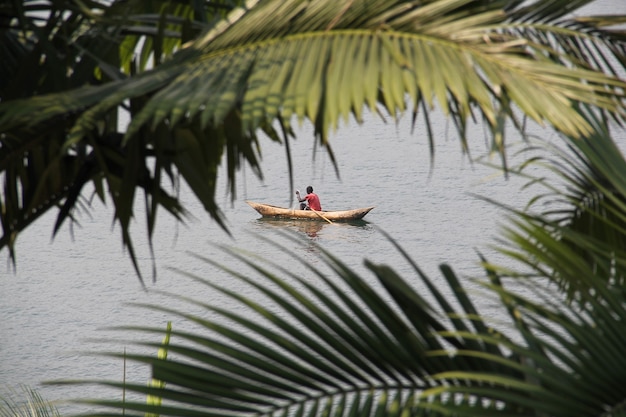 Foto gratuita hombre africano en la vieja canoa de pesca en el lago kivu, ruanda