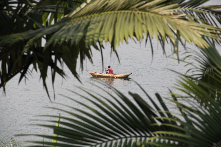 Foto gratuito hombre africano en la vieja canoa de pesca en el lago kivu, ruanda