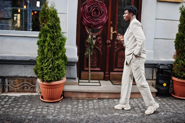 Foto gratuita hombre afro con estilo en traje beige de la vieja escuela