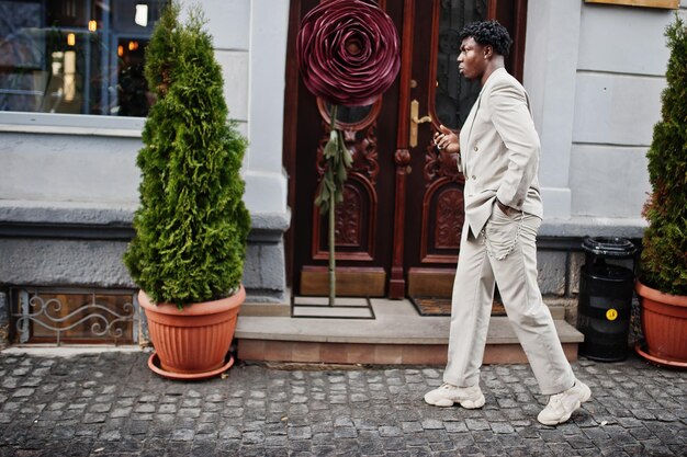 Hombre afro con estilo en traje beige de la vieja escuela