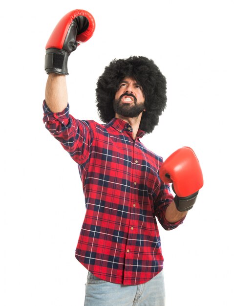 Hombre afro con guantes de boxeo ganar