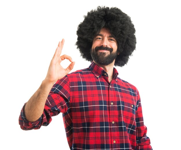 Hombre afro haciendo signo OK