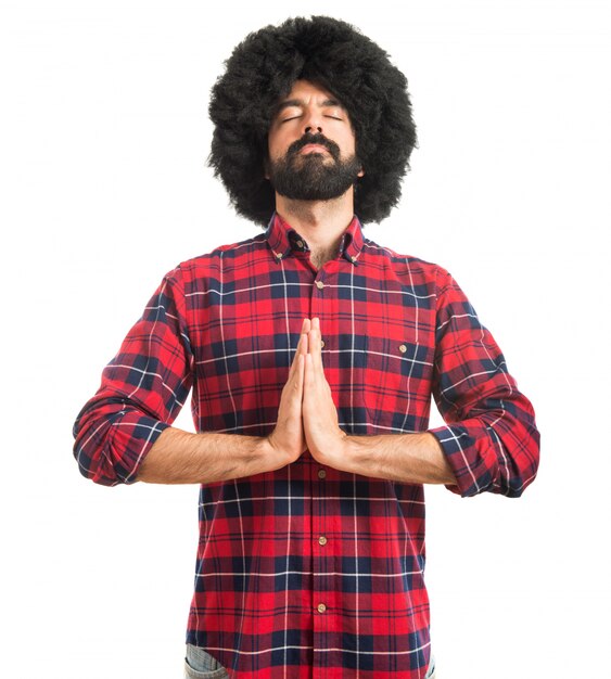 Hombre afro en posición zen