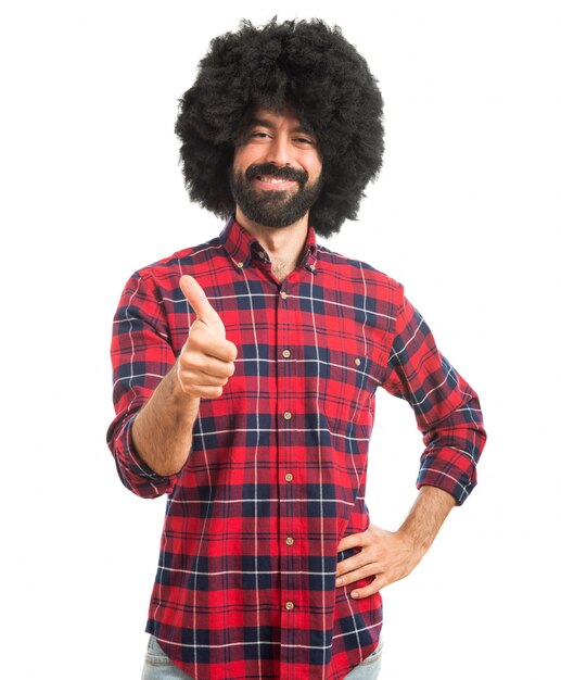 Hombre afro con el pulgar hacia arriba