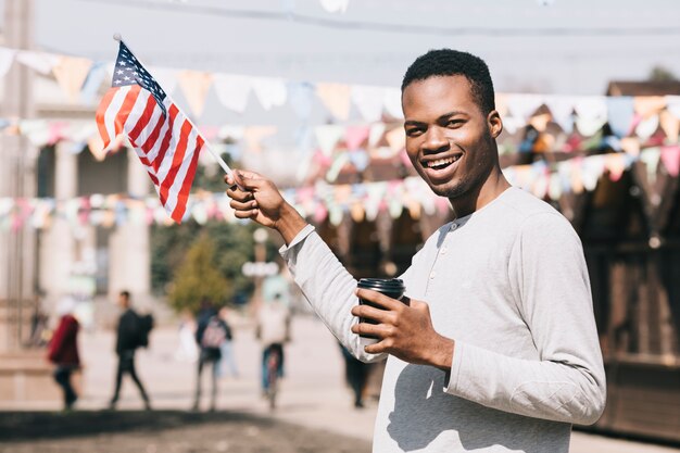 Hombre afroamericano con bandera de Estados Unidos en festival